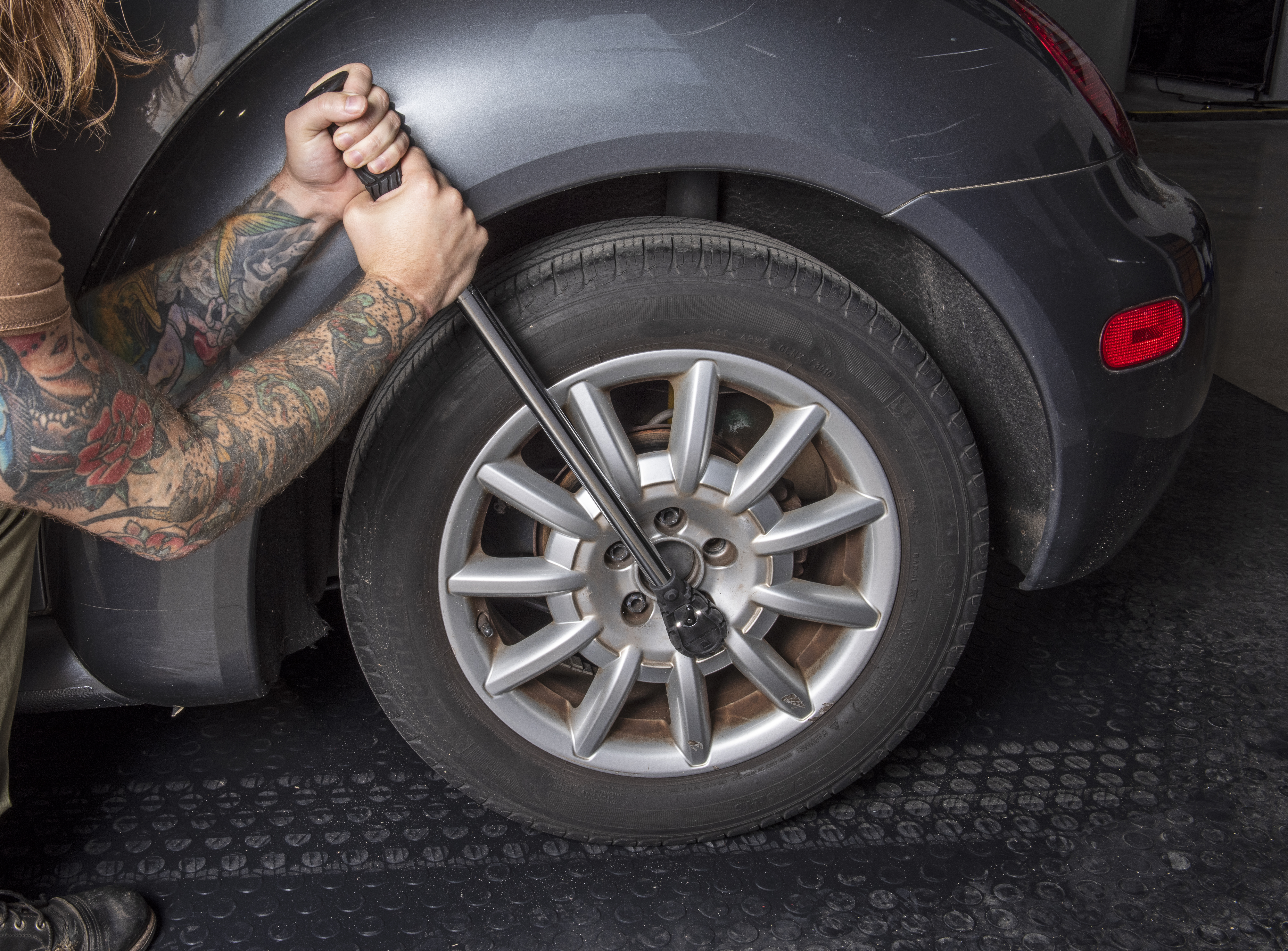 GEARWRENCH 85088M Tire Shop Torque Wrench tightening a lug nut